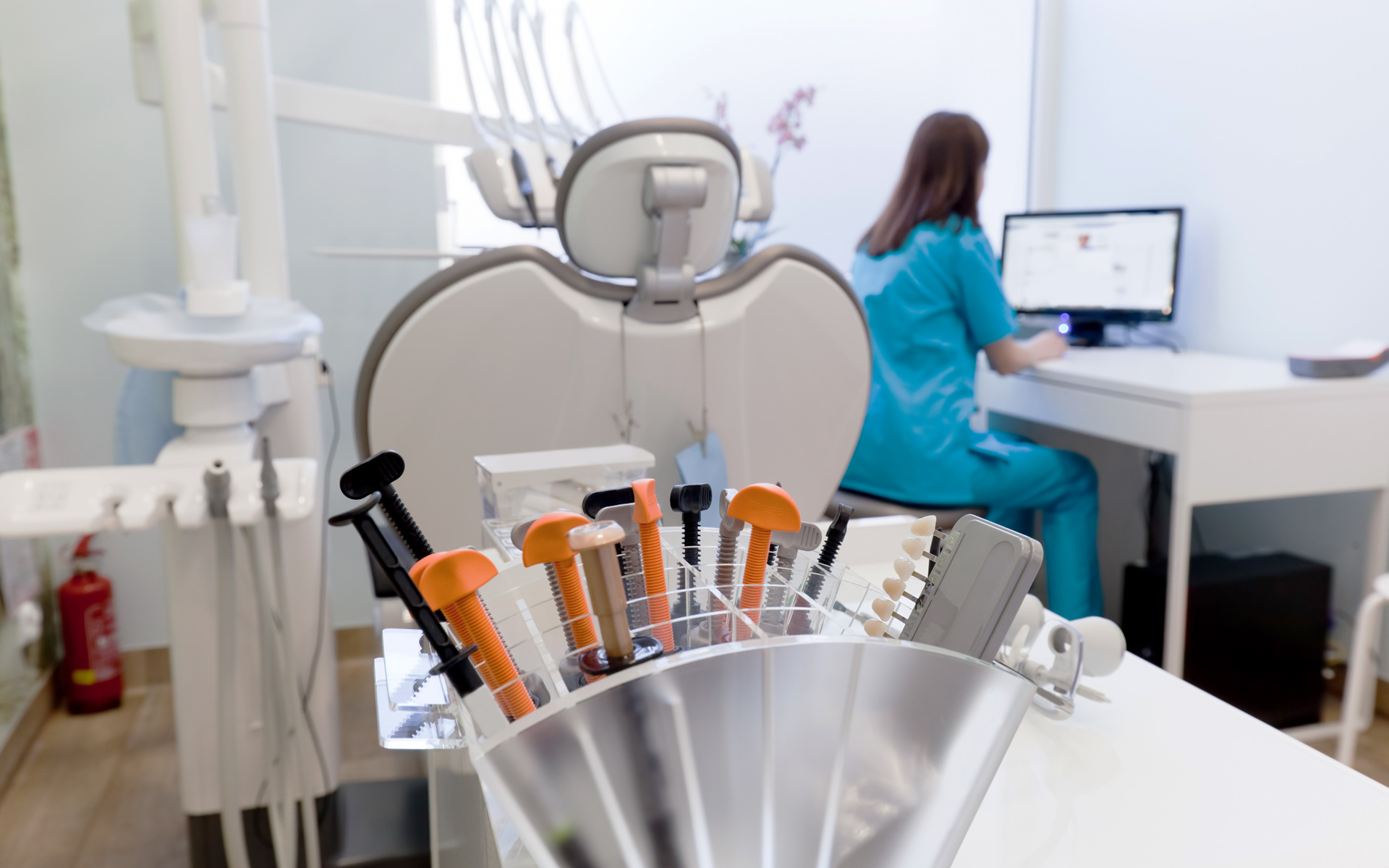 Padre y dentista cuidando los dientes de su hijo en Culpeper Family Dental